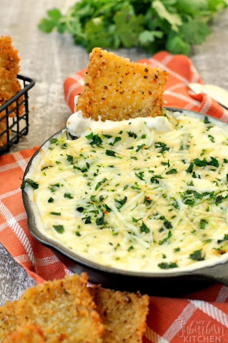 When football season rolls around, the food table is just as important as what’s happening on the screen. Between plays, everyone’s hovering over the warm dips — and this crab Alfredo lasagna dip is a total standout. Rich, creamy, and baked until hot and bubbly, it’s the kind of indulgent hot dip that keeps people coming back for “just one more scoop” all game long.