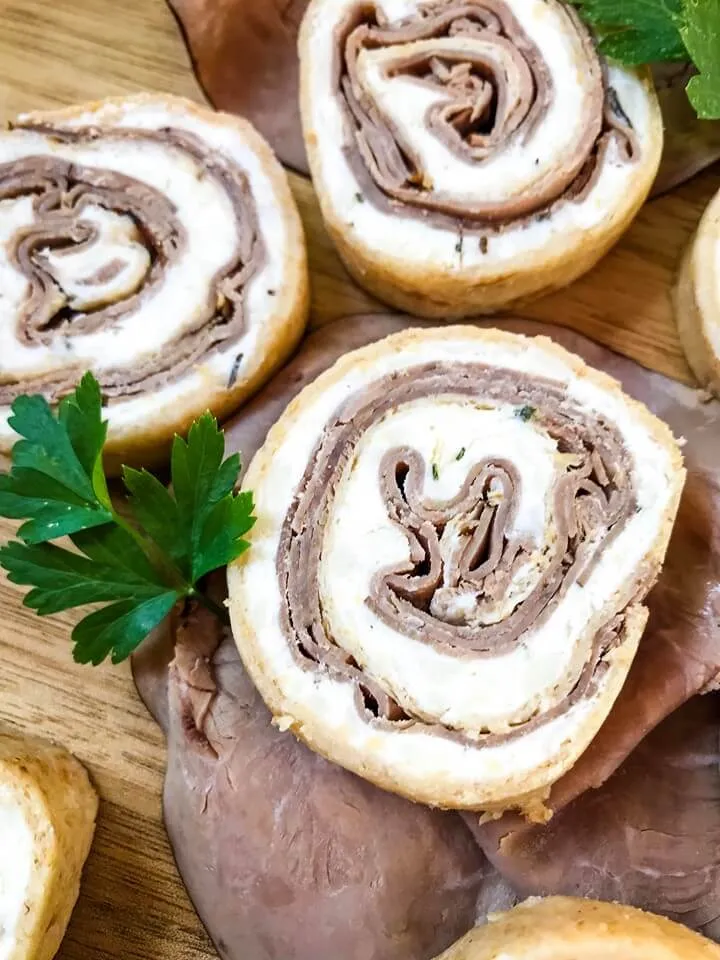 These horseradish roast beef pinwheels are a fast, flavor-packed appetizer that’s ready in about 20 minutes. Savory roast beef is layered with a creamy horseradish spread, then rolled up in soft tortillas and sliced into easy finger food bites. Perfect for parties, game day, or holiday snacking when you want something simple that still feels a little special.