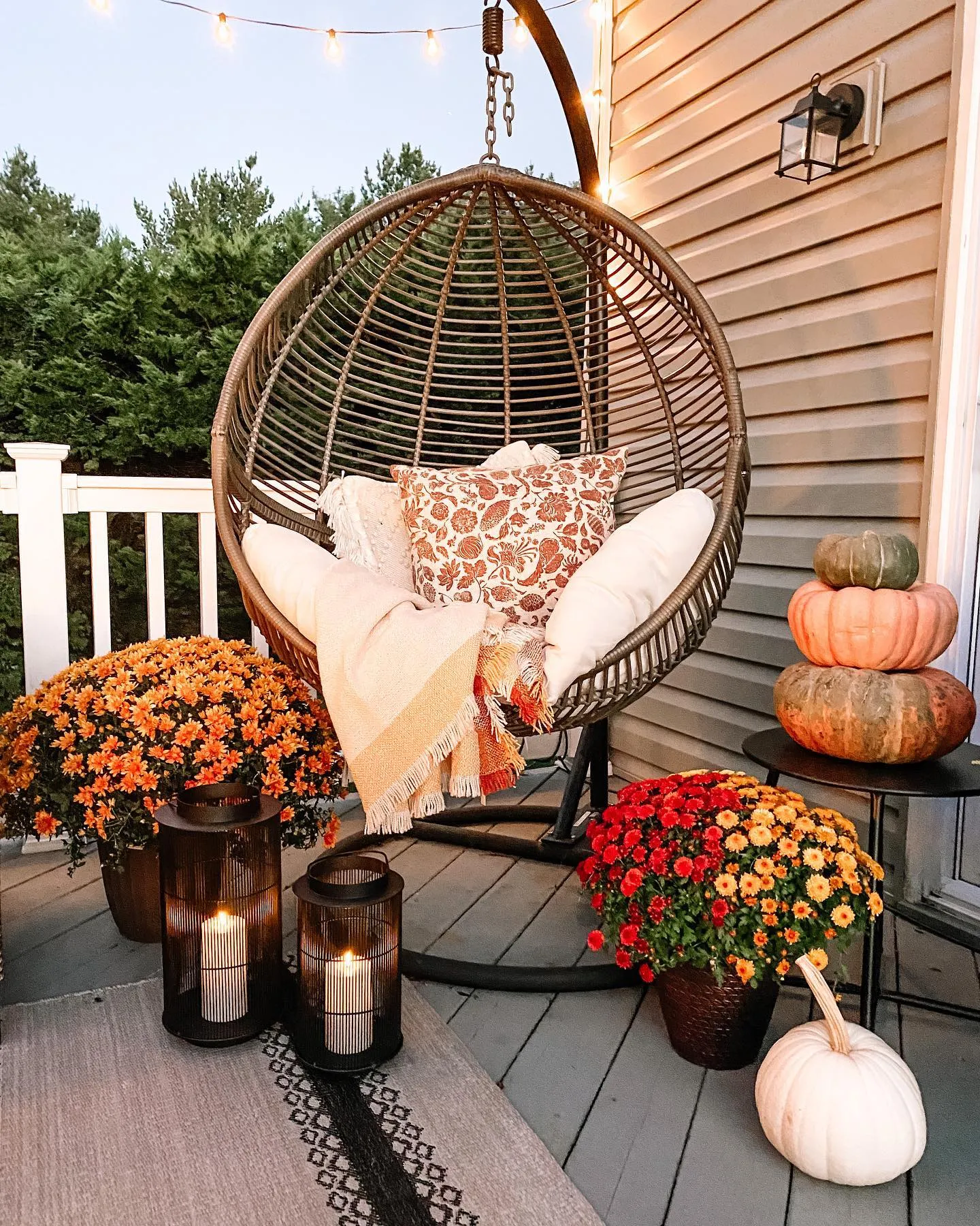 This small deck landscaping idea using potted plants and soft lighting proves you don’t need a full garden overhaul to make your deck feel special. Grouped planters add colour and texture without any digging, while lanterns and string lights create a cosy glow that instantly makes the space more inviting. This setup is ideal for small decks, rental-friendly spaces, or anyone looking for budget-friendly deck landscaping ideas that can change with the seasons. Swapping plants, cushions, or decor is an easy way to refresh the look without committing to permanent landscaping — and it works beautifully when space is limited.