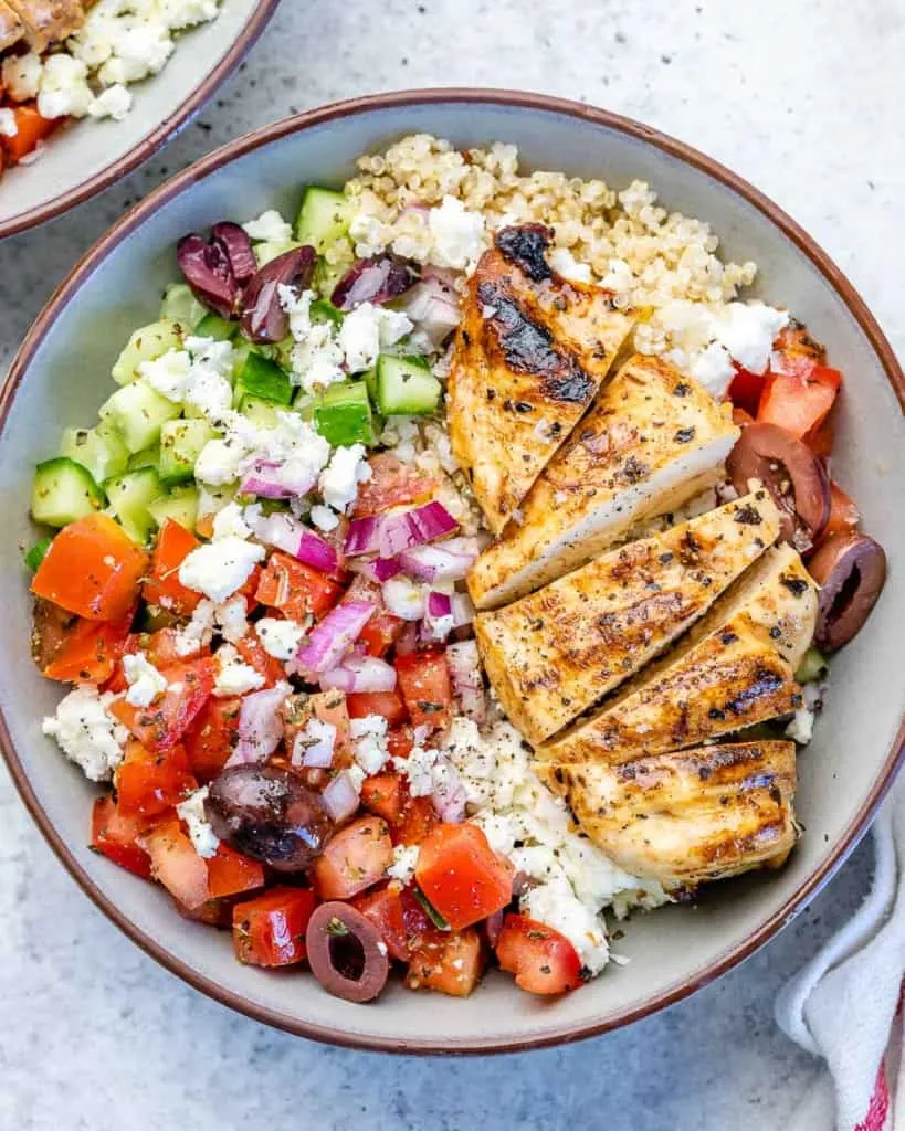 This Greek chicken bowl combines fluffy quinoa with crisp cucumber, briny kalamata olives, and simply grilled chicken for a fresh, well-balanced meal. It’s easy enough for a quick dinner but also works beautifully as a make-ahead option when you want lunches that feel satisfying without being heavy. A solid go-to when you’re craving Mediterranean-style flavors in bowl form.