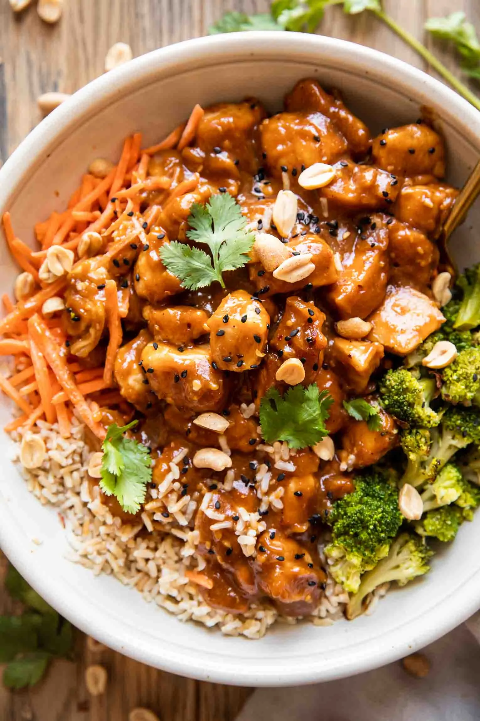 These peanut butter chicken rice bowls combine tender chicken, fluffy rice, and vegetables with a creamy, garlicky peanut sauce. Ready in about 30 minutes, they’re a family-friendly dinner that works just as well for busy weeknights as it does for make-ahead meals.