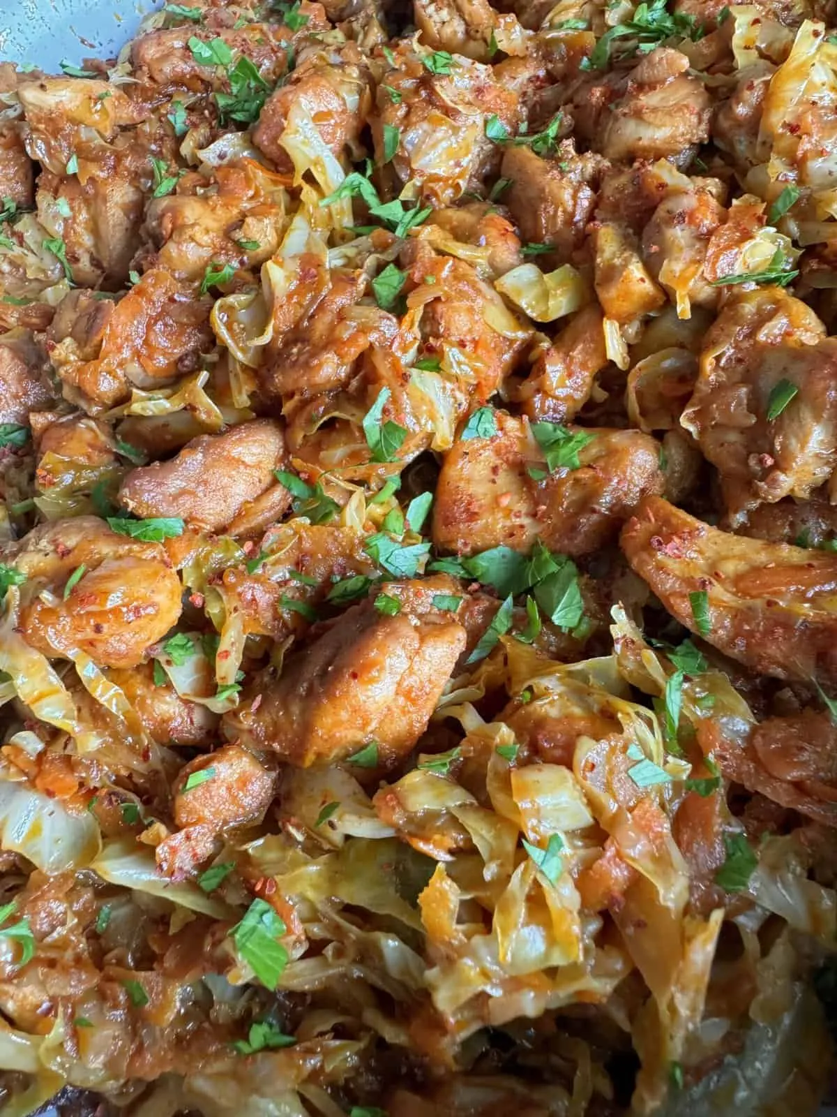 This one-pan wonder is the kind of easy meal that makes you feel like you’ve won dinner. Chicken and veggies roast together, soak up all that buffalo flavour, and come out juicy, saucy, and so simple to serve. It’s naturally gluten-free, packed with protein and veggies, and a total weeknight hero—plus it doubles as a great “warm-up platter” if you’re feeding people before a game or party. Clean-up? Practically nothing. Perfect.