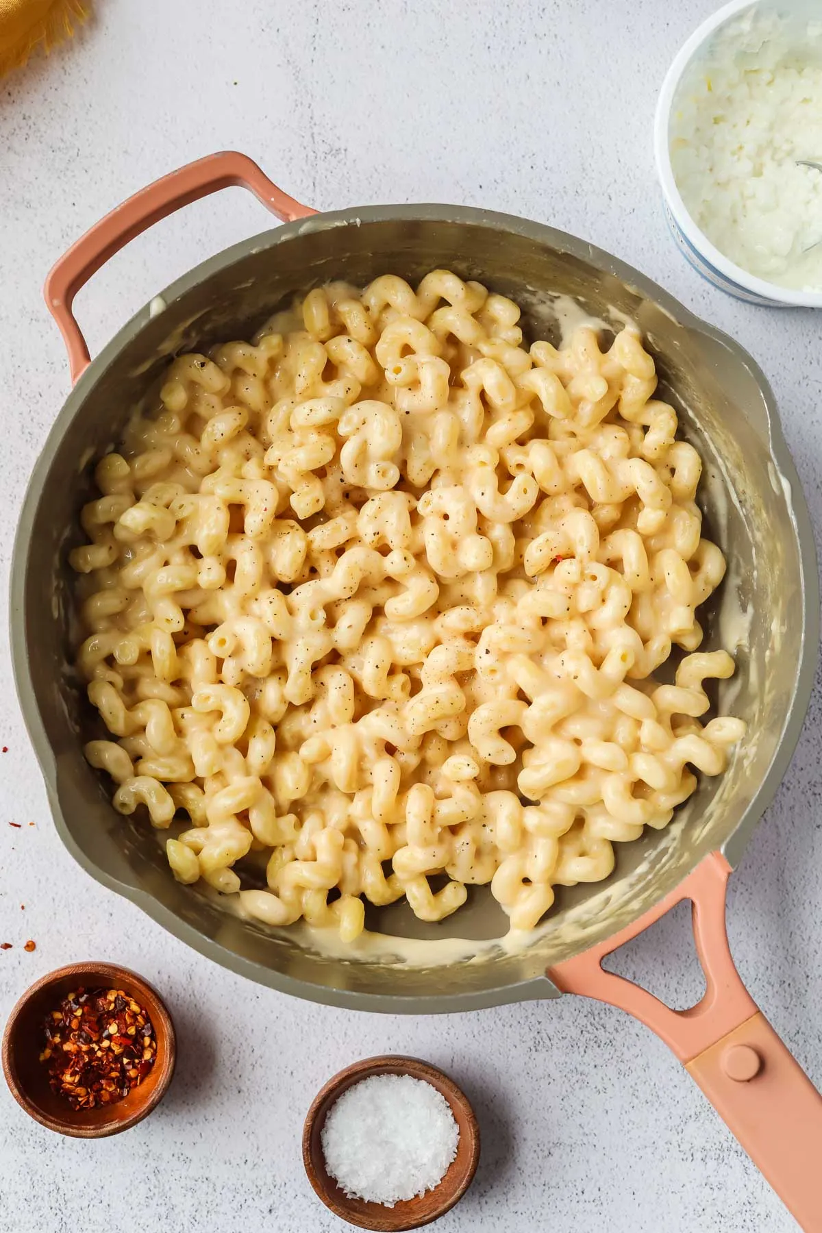 This cottage cheese mac and cheese is a fun, cozy twist on the classic. Adding cottage cheese makes it extra creamy and boosts the protein, so it feels both comforting and a little more nourishing. Rich, cheesy, and totally satisfying, it’s the kind of dinner you make when you want comfort food that actually sticks with you.