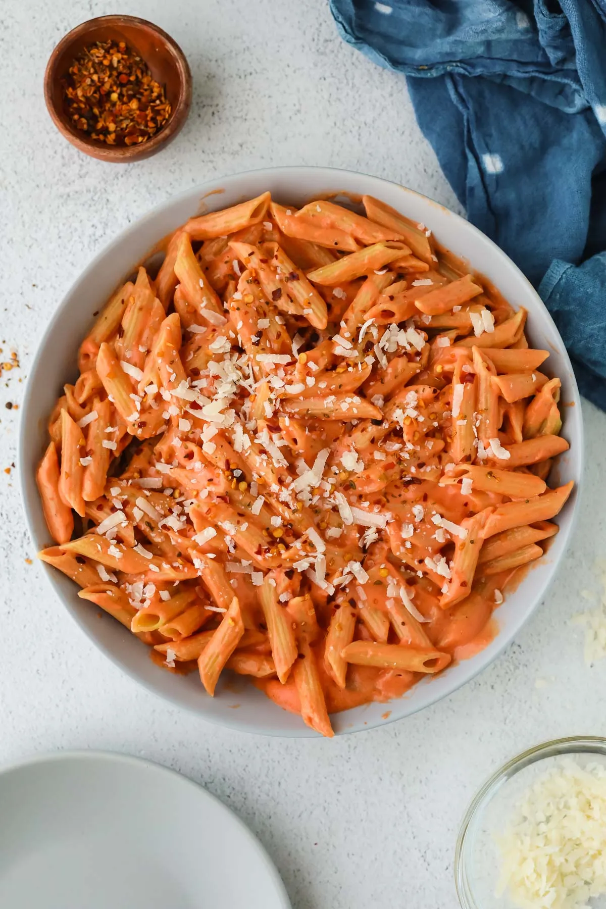 This cottage cheese pasta sauce is rich, creamy, and secretly good for you. Blended with lots of garlic, it turns cottage cheese into a smooth, high-protein sauce that gives you all the comfort of a classic creamy pasta without feeling heavy. It’s a lighter, feel-good way to dress up your favorite noodles — and once you try it, it’s hard not to make it on repeat.