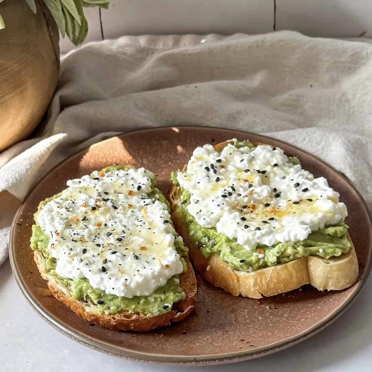 This cottage cheese avocado toast is a quick, no-fuss breakfast that’s perfect for busy mornings. It’s packed with protein and fiber, comes together in just a couple of minutes, and doesn’t require any chopping or cooking. Just spread the avocado, add creamy cottage cheese, drizzle with a little honey, and you’re good to go.