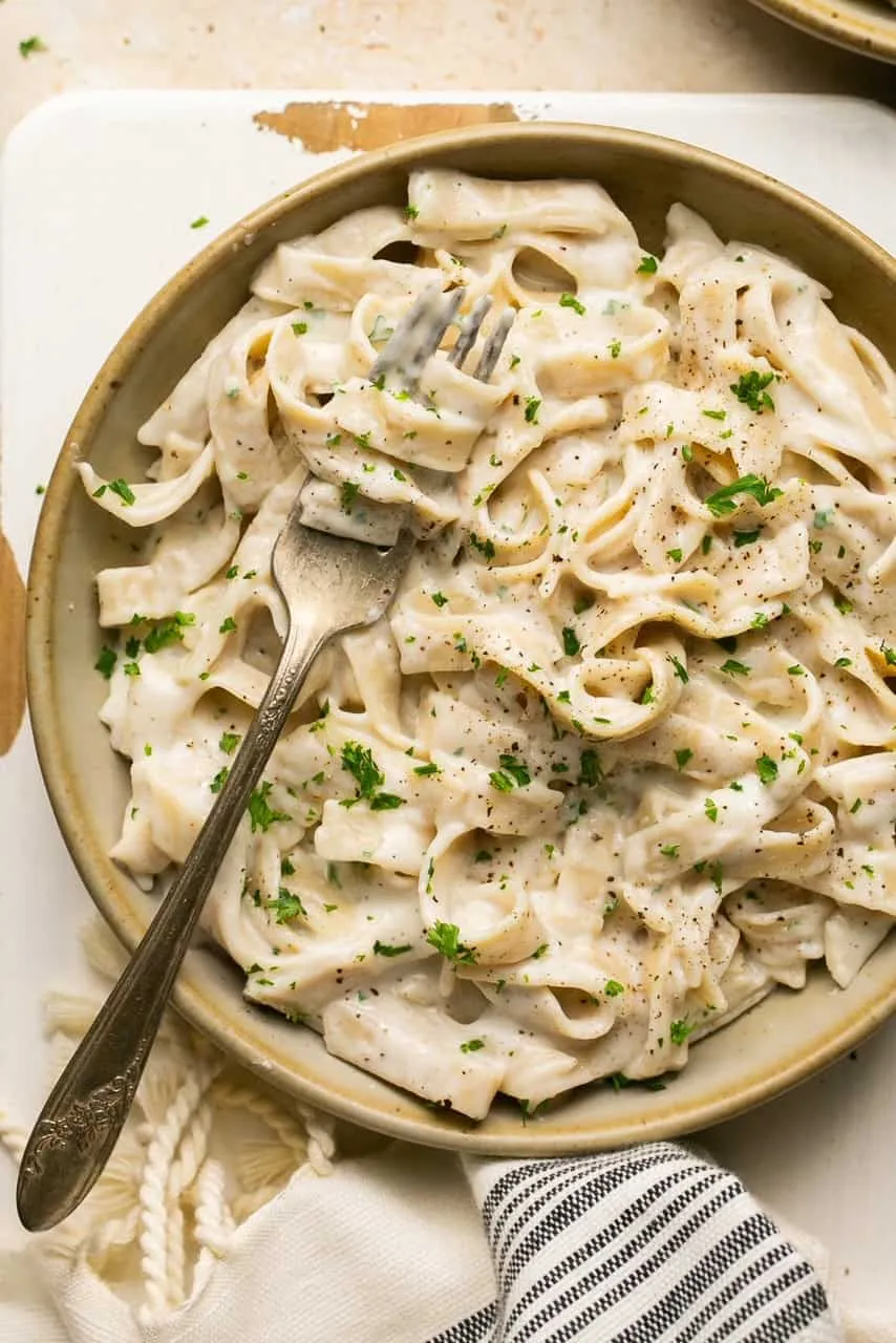 This cottage cheese Alfredo sauce gives you all the creamy, cheesy comfort of classic fettuccine Alfredo without the heavy, bloated feeling. It blends up in minutes right in the blender, making it a lighter, protein-packed version that still tastes rich and indulgent. Perfect tossed with your favorite pasta, it’s an easy weeknight dinner that feels cozy, satisfying, and surprisingly wholesome.