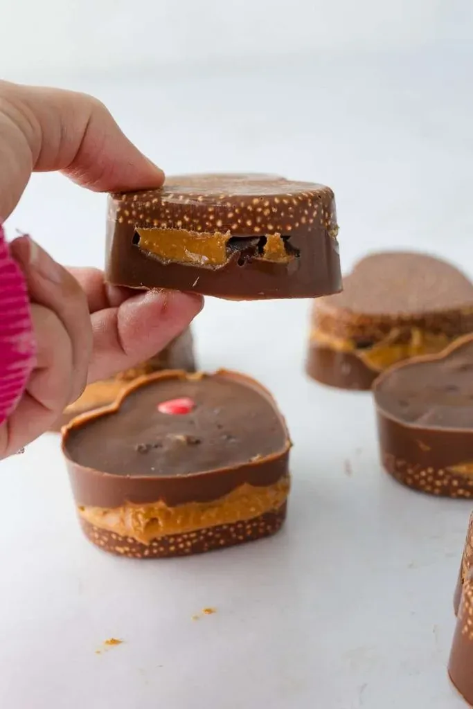 This no-bake date bark heart is a fun, feel-good Valentine’s Day treat that looks just as good as it tastes. With a crispy toasted quinoa base and a naturally sweet date filling, it’s a protein-packed twist on classic chocolate bark. Easy to make, totally shareable, and perfect when you want something a little healthier that still feels special.