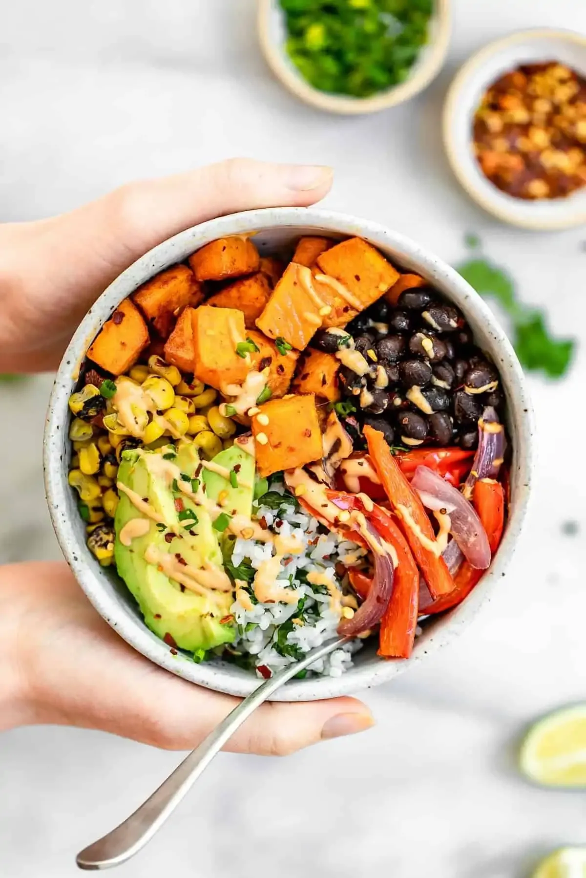 This healthy burrito bowl is built around roasted sweet potatoes and black beans, making it a cozy, filling option that still keeps things on the lighter side. It’s a burrito bowl recipe that works beautifully for burrito bowl meal prep, especially when drizzled with a spicy tahini or chipotle-style sauce for extra flavor. If you’re looking for cheap healthy meals or plant-based healthy bowls that don’t feel like a compromise, this one absolutely delivers.